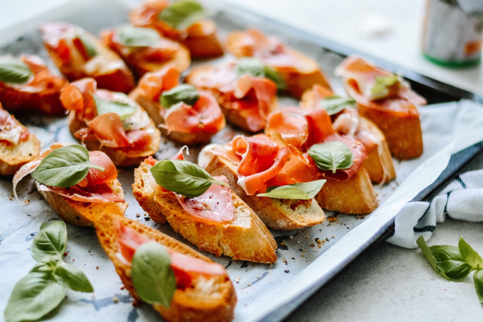 Brusketa su pomidorais ir kumpiu